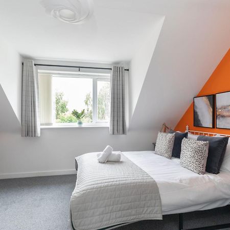 Modern Four Bedroom Four Bathroom Home Cheltenham Eksteriør bilde