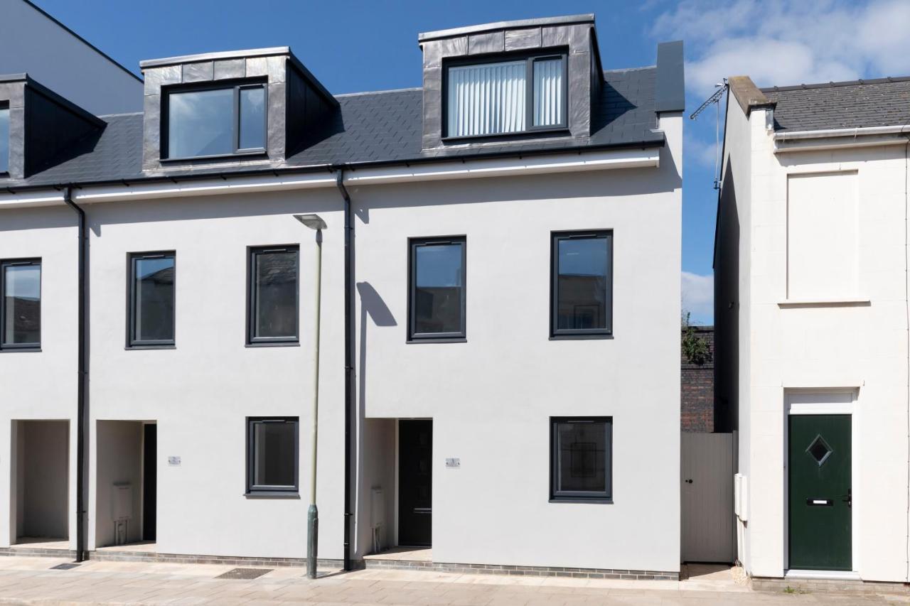 Modern Four Bedroom Four Bathroom Home Cheltenham Eksteriør bilde